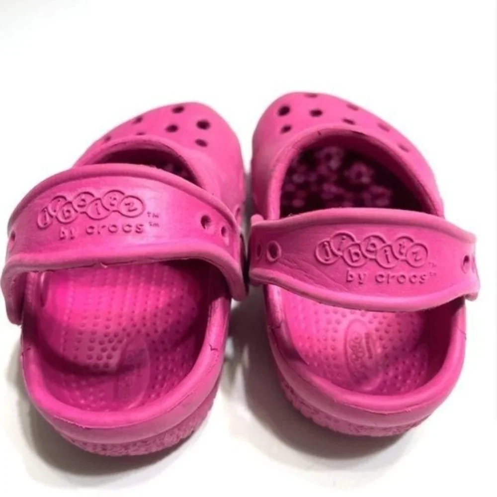 Crocs. Girl , slip on Clog rubber, Pink color size 4-5‎
